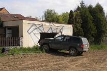 Řidič jel po poli, naboural do garáže ve Spešově a utekl.