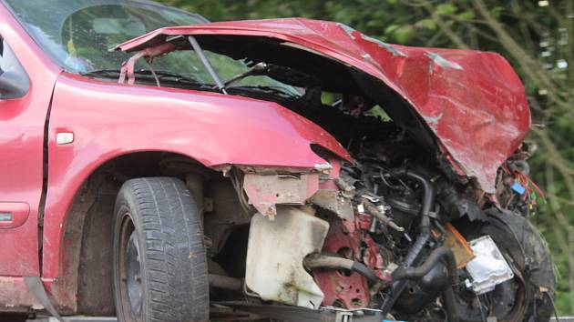 Při dopravní nehodě mezi Šošůvkou a Vysočany se v úterý odpoledne zranilo šest lidí.