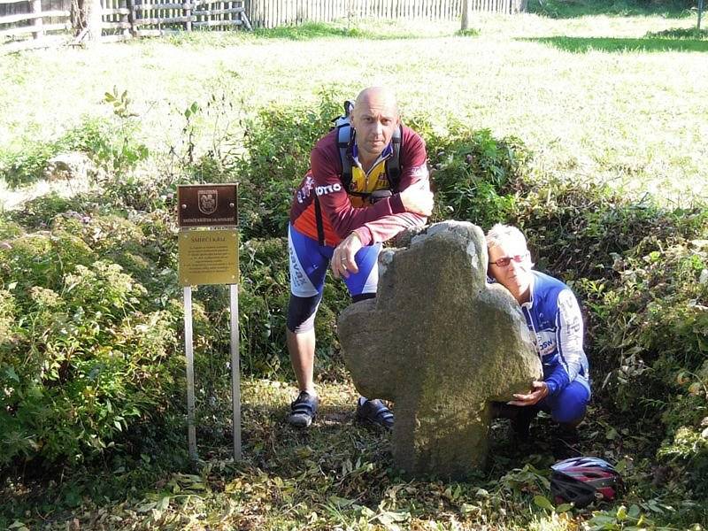 Smírčí kříže a kameny připomínají dávné tragédie a zločiny. V obci Horní Údolí vypráví legenda o zakopané ruce a tajemné síle. 