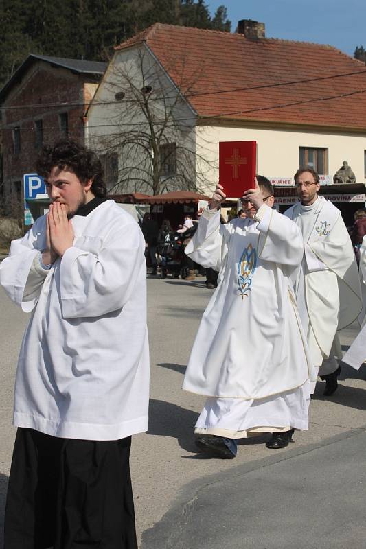 Stovky věřících zavítaly na Květný pátek do Sloupu. Na tradiční pouť.