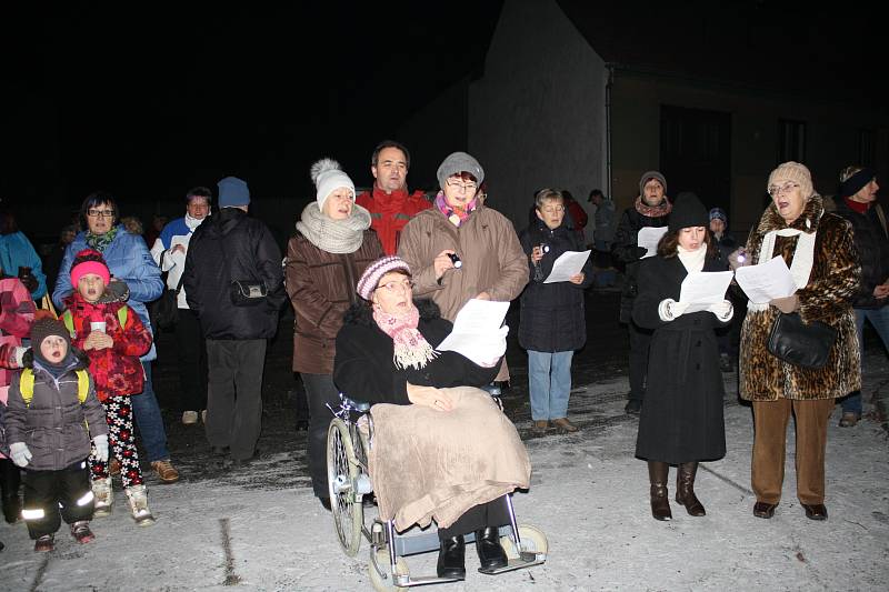 V Doubravici nad Svitavou se u vánočního stromu na náměstí Svobody ke zpívaní sešlo asi 140 malých i velkých zpěváků. Na klávesy je doprovodil varhaník Pavel Plhoň.