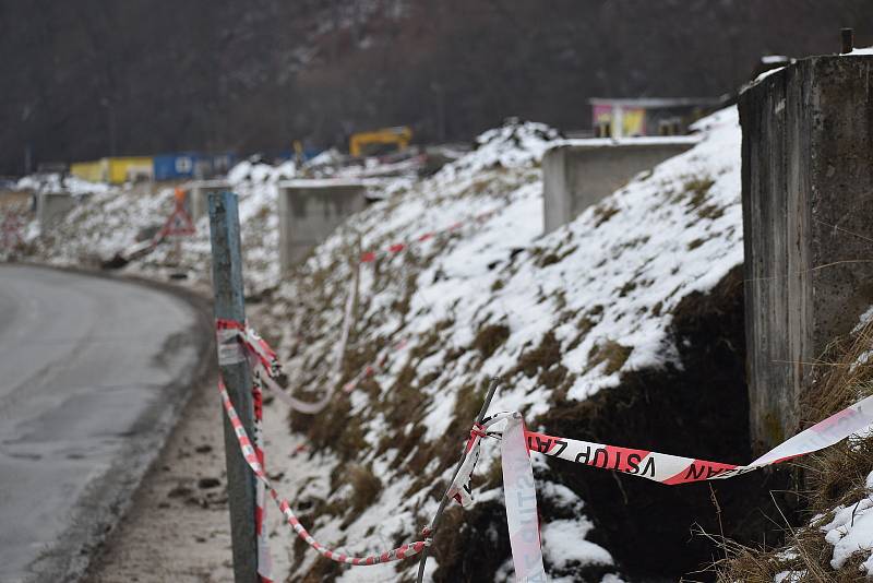 Rekonstrukce postupuje. Část adamovského nádraží už zdemolovaly bagry.