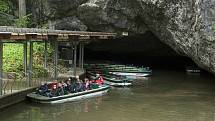 Po prohlídce Punkevních jeskyní vyplouvají na lodičkách první návštěvníci po nouzovém stavu.