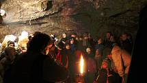 V jeskyni Výpustek strašili čerti a dárky rozdávala mikulášská družina.