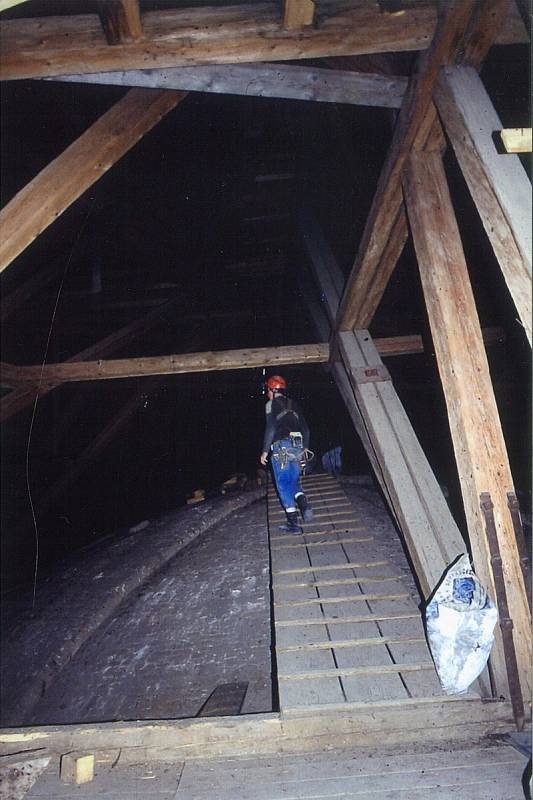 Speleologicky jsme prozkoumali i půdy chrámu Panny Marie. Na fotografii Marek Šenkyřík.