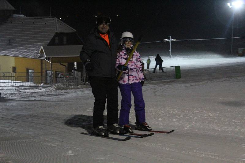 Na Blanensku už také začala lyžařská sezona. V Olešnici v pátek ve čtyři hodiny odpoledne spustili v tamním ski areálu kotvu a dětský vlek. I když na lyžování nebyly ideální podmínky a upravená je zatím jen část sjezdovky, desítkám lidí to vůbec nevadilo.