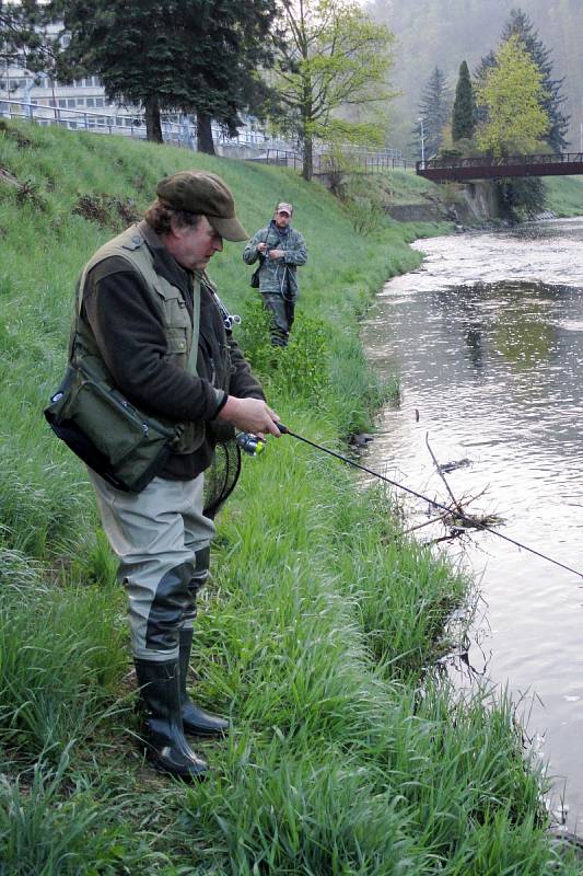 Pstruhaři zahájili sezónu. Rybář z Babic zdolal na Svitavě životního pstruha.