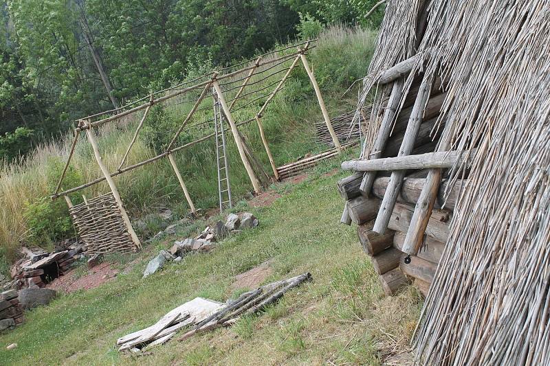 Sdružení Keltoi shání peníze i dobrovolníky na obnovu skanzenu Isarno v Letovicích. Od vedení města má šanci na nižší nájem pozemků.