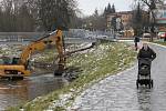 Dělníci s těžkou technikou začali v těchto dnech s úpravou břehů řeky Svitavy v centru Blanska.