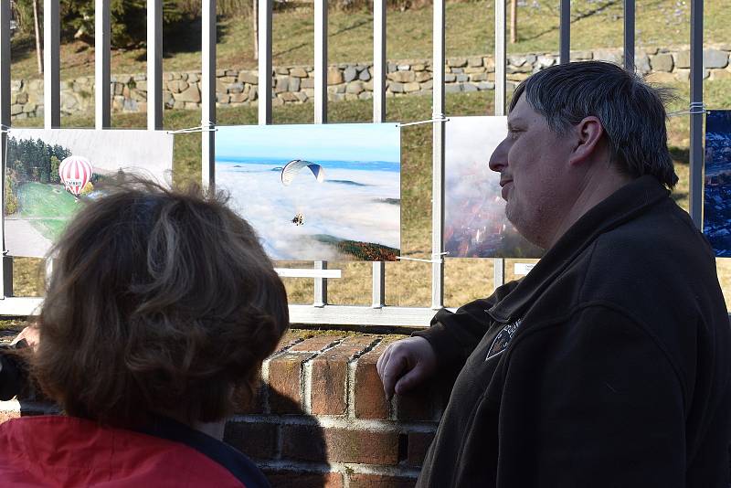 Nový hrad, blanenský zámek, Adamov v mlžném oparu. Vše vyfotografováno z ptačí perspektivy. Na parkovišti u adamovského kostela svaté Barbory v úterý odpoledne otevřeli výstavu fotografií pod širým nebem. Příchozí si prohlédnou třiatřicet snímků adamovské