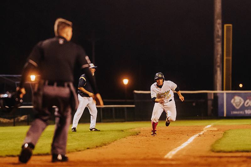 Blanenští baseballisté (v bílém) se zachránili v české extralize, když porazili tým Sokolu Hluboká.