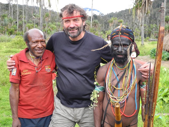 Milan Daněk s domorodci na Nové Guinei. Vlevo na snímku je jeho dávný přítel Senkjů, který mu v pralese zachránil život.