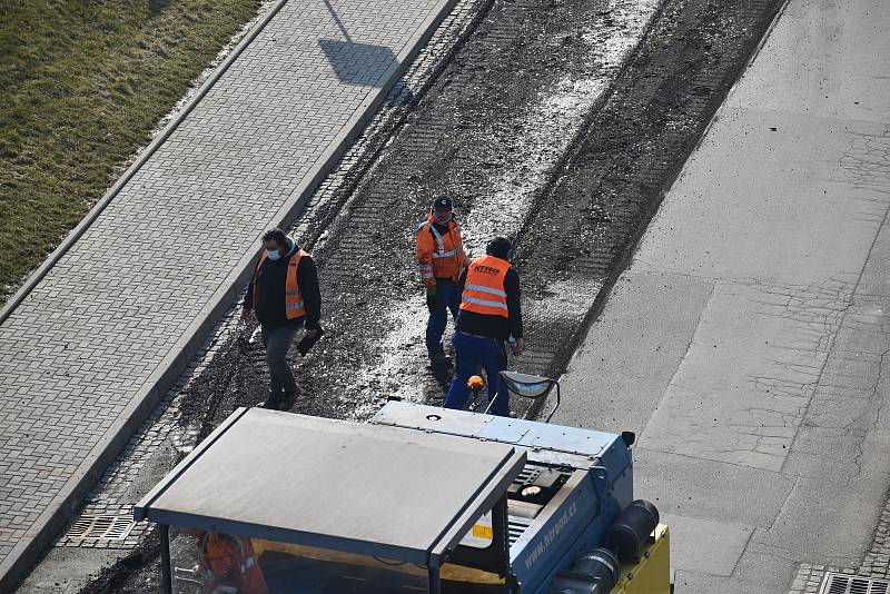 Zákazy vjezdu, policisté v reflexních bundách, těžká stavební technika. Ve středu ráno začala v centru Blanska tříměsíční uzavírka. Dělníci se totiž pustili do opravy kanalizace a vodovodu. Později tam přijde na řadu rekonstrukce silnic a chodníků.