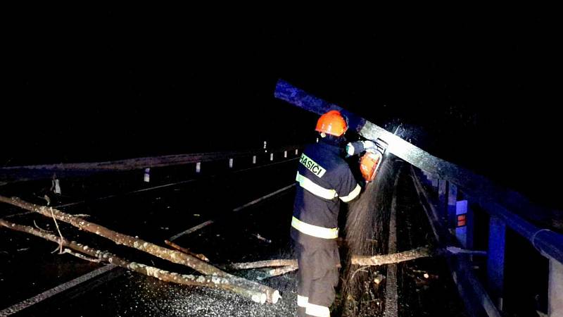 Popadané stromy, bezmála stovka výjezdů hasičů a tisíce domácností bez elektřiny. Jih Moravy zasáhly z neděle na pondělí silné poryvy větru. Vše se zatím obešlo bez zranění.