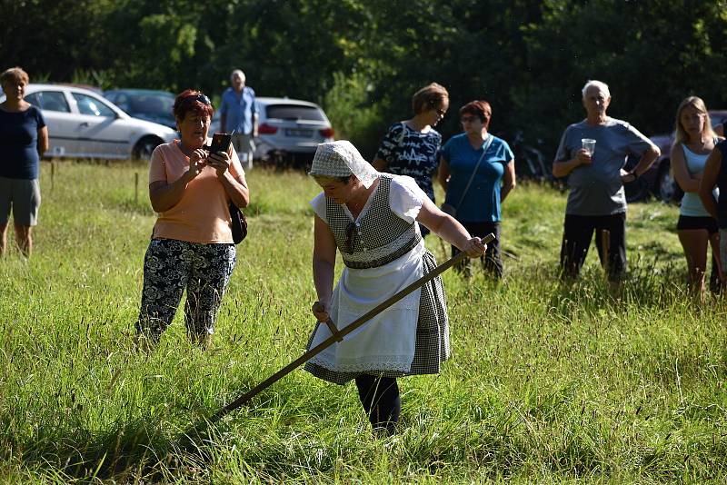 Kloboučské bratrstvo pořádalo už po dvanácté sečení otav. Soutěžilo jedenáct mužů, pět žen a dva junioři.