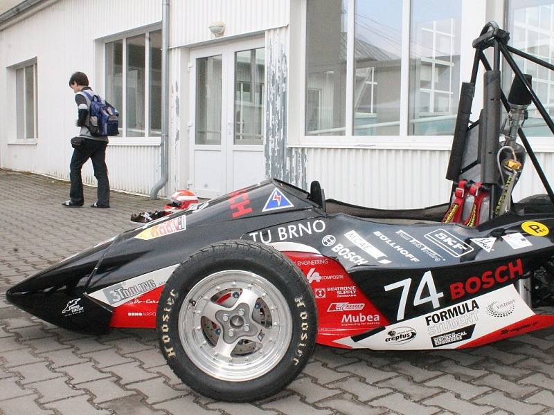 DRAGON II. Studenti VUT Brno soutěží s formulí v projektu Formule student. Už postavili dva prototypy závodních strojů. Formuli Dragon II předvedli v Jedovnicích. Letos s ní odjeli tři závody.