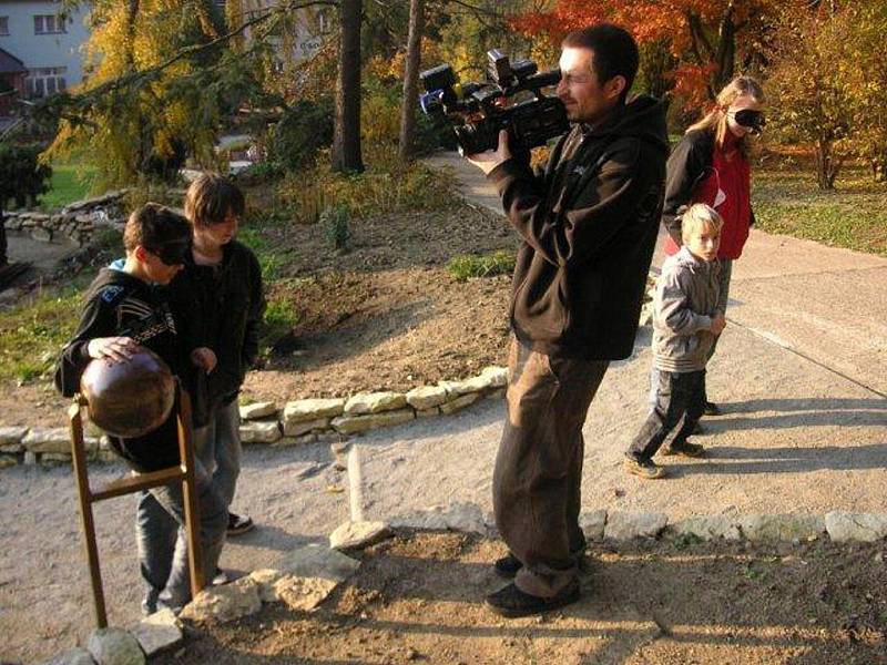 Natáčení pořadu Reflex se v nové Smyslové zahradě před jeskyní zúčastnili i žáci Základní školy v Kunštátě.