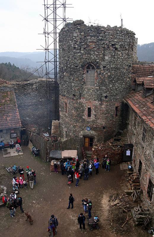 Nový hrad nedaleko Olomučan na Blanensku otevřel své brány. Turisty přilákal velikonoční jarmark.