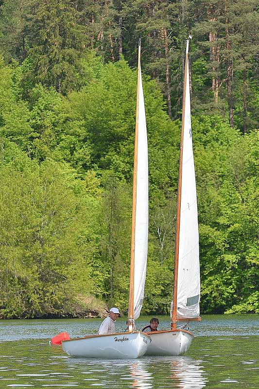 Letovický oddíl jachtařů pořádal v sobotu na přehradě Křetínka tradiční závody Finn cup. Už po páté. Závodníci sice nasedali do lodí za slunečného počasí, ale zradil je vítr. Na vodě totiž téměř nefoukalo. Finn cup nakonec vyhrál Michal Kubík z Blanska.