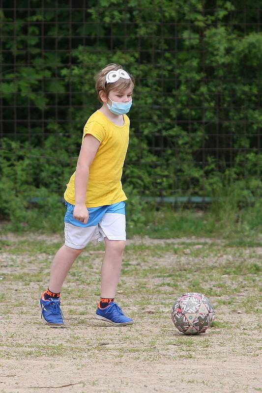 Vedle adamovské základní školy v ulici Ronovská bylo v úterý dopoledne pořádně živo. Aby ne, když tam žáci ze čtvrté třídy připravili pro své mladší kamarády na Den dětí spoustu zábavy.