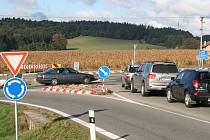 Provizorní kruhový objezd vLipůvce zpomalil provoz. Ubylo těžkých nehod, ale řidiči se nyní musejí potýkat s dlouhými kolonami. Jak ve směru na Brno a Svitavy, tak také na Blansko.