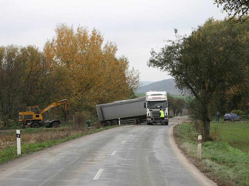 U Lysic blokoval provoz vzpříčený kamion s řepou.