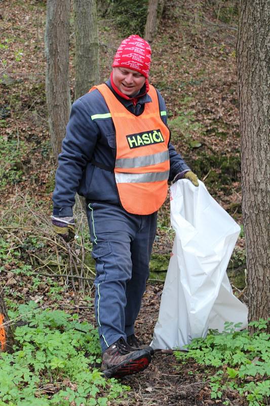 Stovky dobrovolníků v sobotu uklízely Moravský kras. Už popětadvacáté. Za odměnu si u Skalního mlýna opékali špekáčky a mohli si prohlédnout jeskyně.