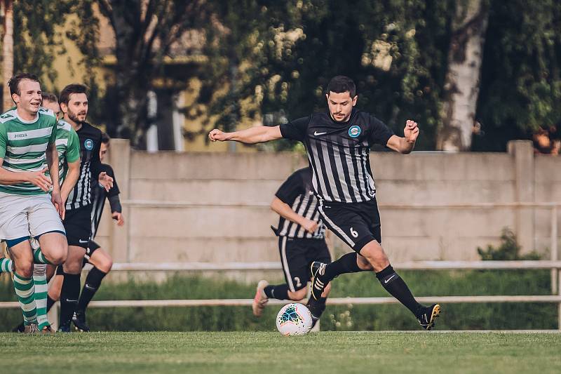 Fotbalisté Rájce-Jestřebí (zelenobílé dresy) v přípravě porazili Kunštát 6:3.