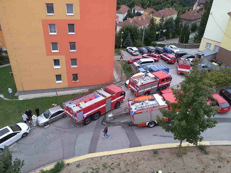 Adamovskou bytovku u ulici Ronovská zahalil v pondělí odpoledne kouř. Hasiči vyhlásili druhý stupeň poplachu.