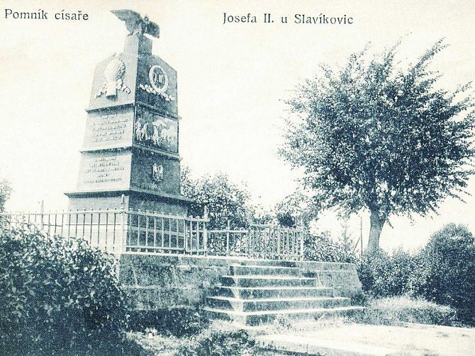 Pomník byl odlitý v Blansku. Slavnostního odhalení se dočkal v roce 1836 a na svém místě vydržel až do rozebrání v roce 1921. Zachráněna byla pouze deska s reliéfem. 