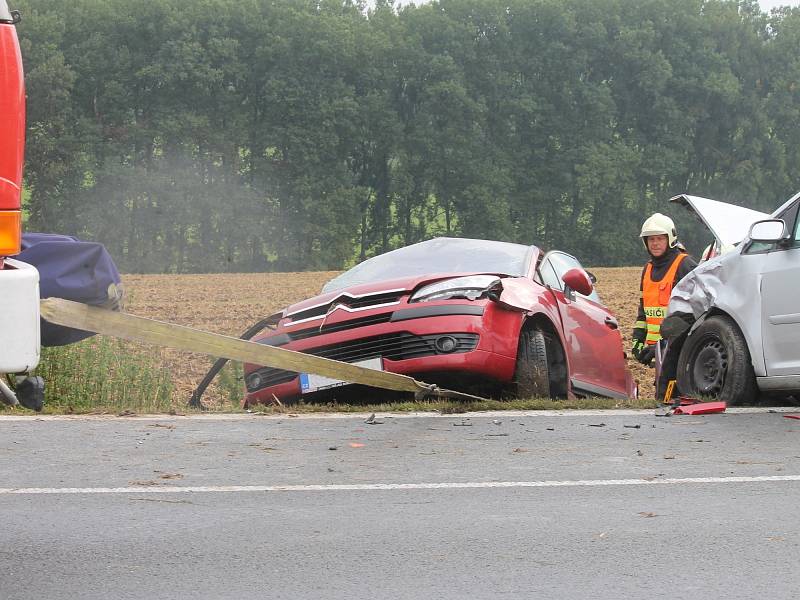 Jeden mrtvý a čtyři zranění. Z toho jeden těžce. Tak dopadla středeční dopravní nehoda dvou osobních aut na silnici I/43. 