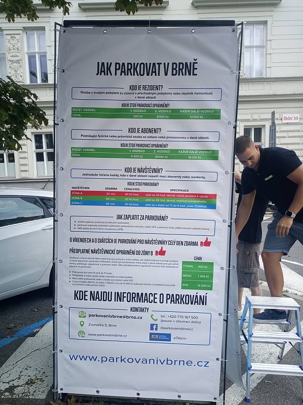 Instalace informačního panelu ke změnám v rezidentním parkování v Brně.