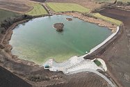 Obnovu vodní nádrže Skalice nedaleko Boskovic dokončili pracovníci Povodí Moravy, zahájili její napouštění.