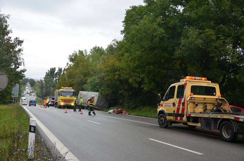 U zemědělského družstva na silnici I/43 u Bořitova bourala v pondělí dvě nákladní a jedno osobní auto.
