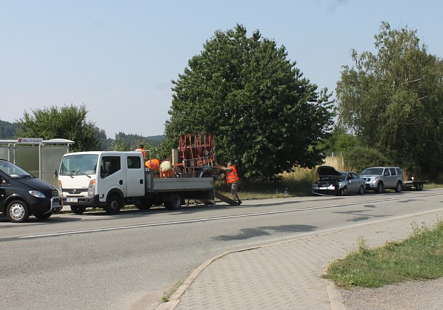 Dopravní nehoda osobního auta Kia s přívěsným vozíkem zablokovala ve středu na hodinu a půl tah z Blanska na Brno. Došlo k ní před devátou ráno poblíž autobusové zastávky ve Svinošicích.