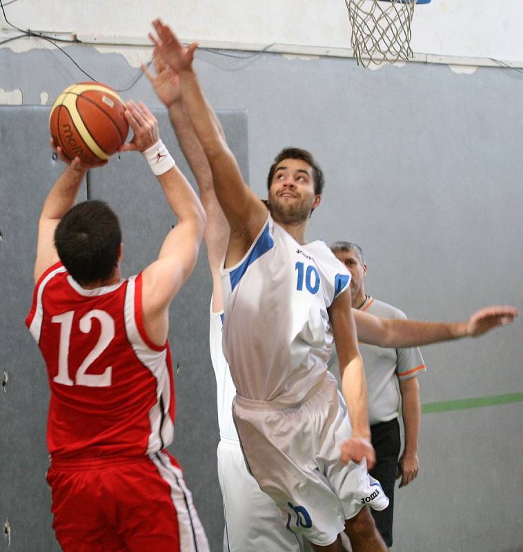 Basketbalisté ASK Blansko (v bílém) zatím v OP II válí. O víkendu vyhráli oba domácí zápasy. V sobotu oplatili béčku Uherského Brodu dosud jedinou porážku v sezoně. V neděli pak v tréninkovém tempu rozstříleli rezervu Kroměříže. (v červeném).