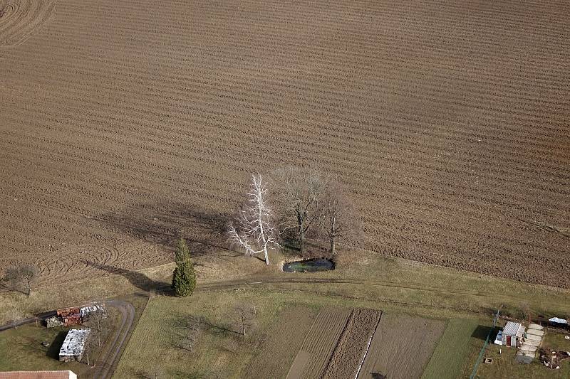 První letošní let a série nádherných fotografií. Paraglidistu Petra Buchtu z Adamova na Blanensku zlákala předpověď počasí k výletu na motorovém křídle. Do vzduchu vystartoval ve středu z kotvrdovického letiště krátce před půl osmou ráno.