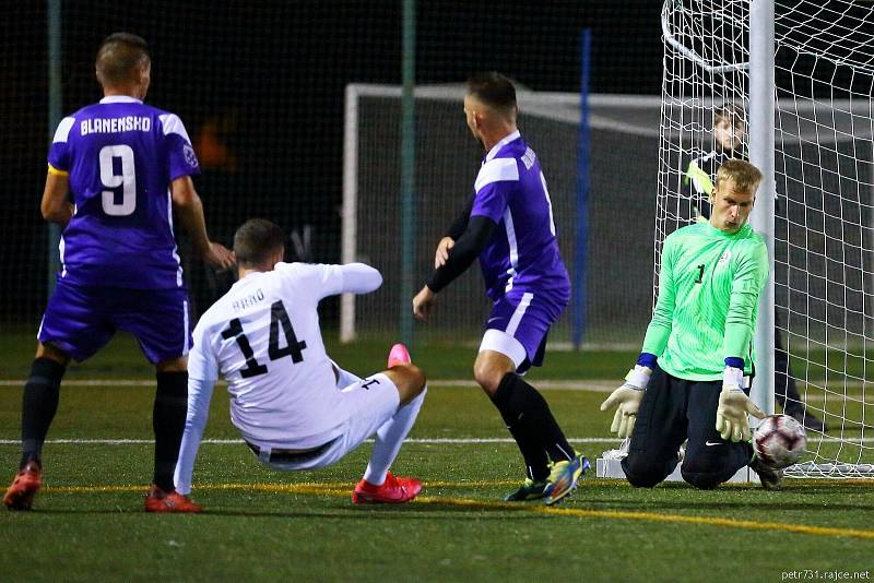 Brno (v bílém) zvítězilo na hřišti Blanenska v Superlize malého fotbalu 5:2.