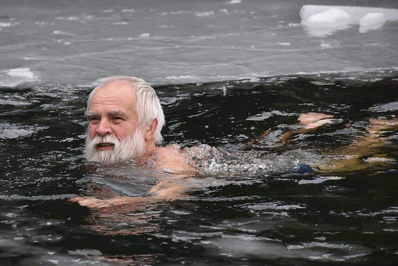 Do zatopeného lomu na okraji Blanska chodí pravidelně otužilci.