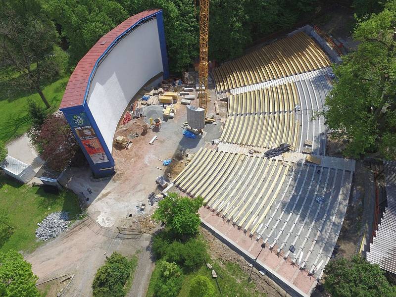 Dělníci v těchto dnech dokončují úpravy amfiteátru letního kina v Boskovicích. Má nové betonové základy i dřevěné lavičky. Při koncertech se tam vejde kolem dvou tisíc návštěvníků. Stavba má být předána v polovině června.
