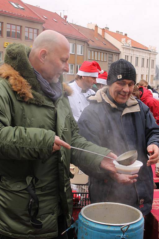 Boskovice slavily Vánoce tradiční akcí Polévka pro chudé i bohaté.