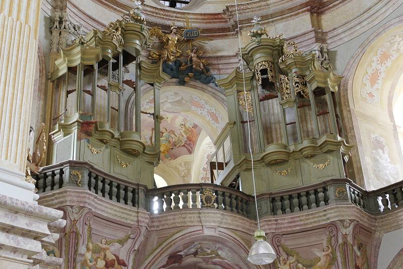 Prázdný kůr i historické skříně. Více než dvě stě padesát let staré varhany z barokního chrámu ve Křtinách na Blanensku jsou již odvezené v restaurátorské dílně.