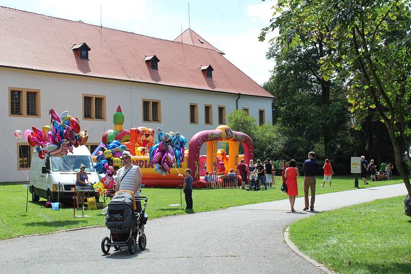 Milovníci guláše obsadili zámecký park.