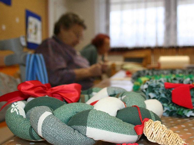 Adventní věnce, vánoční a novoroční přání, pestrobarevné hvězdy. V blanenském Senior centru jsou přípravy na vánoční svátky v plném proudu. 