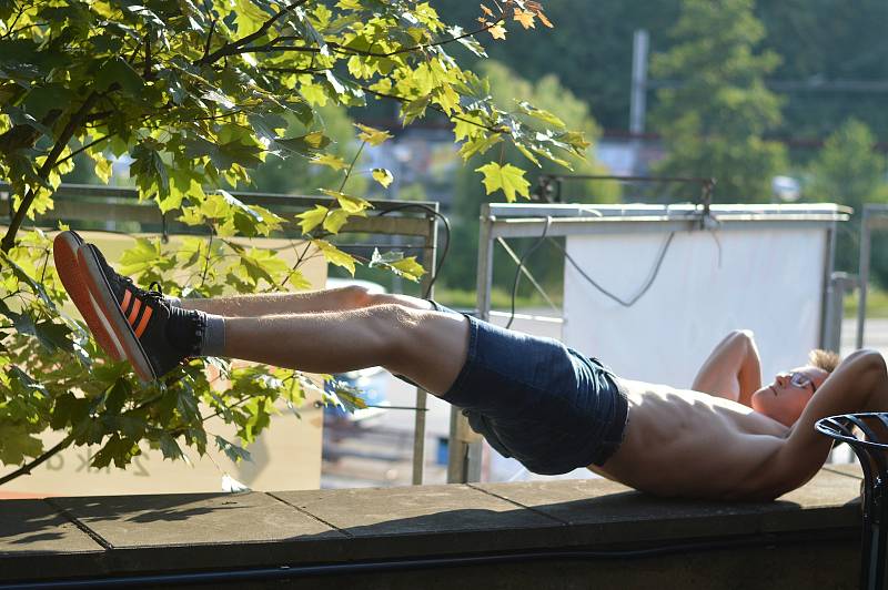 Sedmnáctiletý Martin Matuška z Blanska se věnuje workoutu. S přáteli založil komunitu No Gravity.