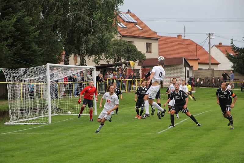 Fotbalisté Ráječka ve vloženém středečním kole krajského přeboru porazili Ivančice 2:0.
