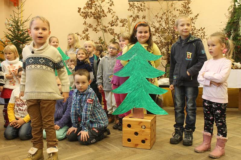 Sokolovnu ve Valchově v neděli zaplnili návštěvníci jedenácté adventní rukodělné dílny a jarmarku řemesel.