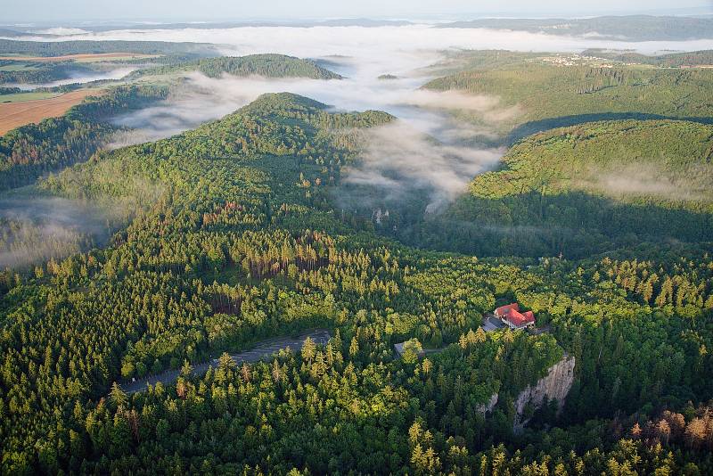 Adamovský farář Pavel Lazárek se léta věnuje létání na motorovém paraglidovém křídle. To později vyměnil za motorové rogalo.