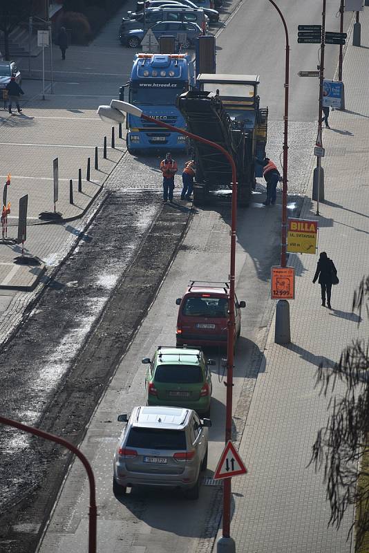 Zákazy vjezdu, policisté v reflexních bundách, těžká stavební technika. Ve středu ráno začala v centru Blanska tříměsíční uzavírka. Dělníci se totiž pustili do opravy kanalizace a vodovodu. Později tam přijde na řadu rekonstrukce silnic a chodníků.