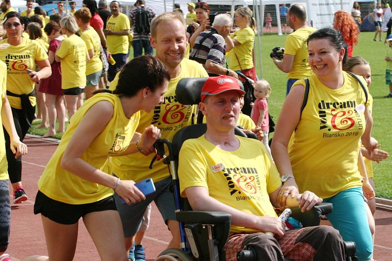 Sto týmů, přes čtyři tisíce běžců. Záplava žlutých triček. Na atletickém stadionu ASK Blansko v pátek po čtvrté hodině odpoledne odstartovala největší charitativní akce pod širým nebem v Česku.